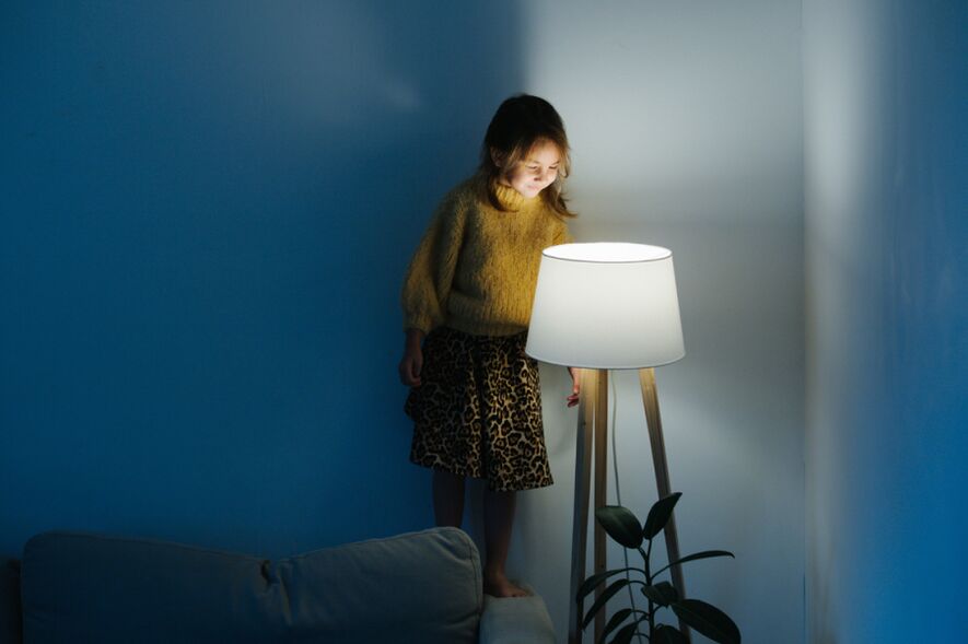 stojací lampa pro osvětlení a úsporu energie